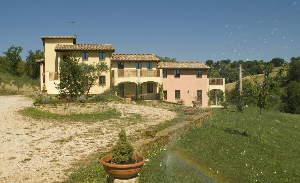 Borgo Le Capannelle Aparthotel Castel Ritaldi Exteriör bild