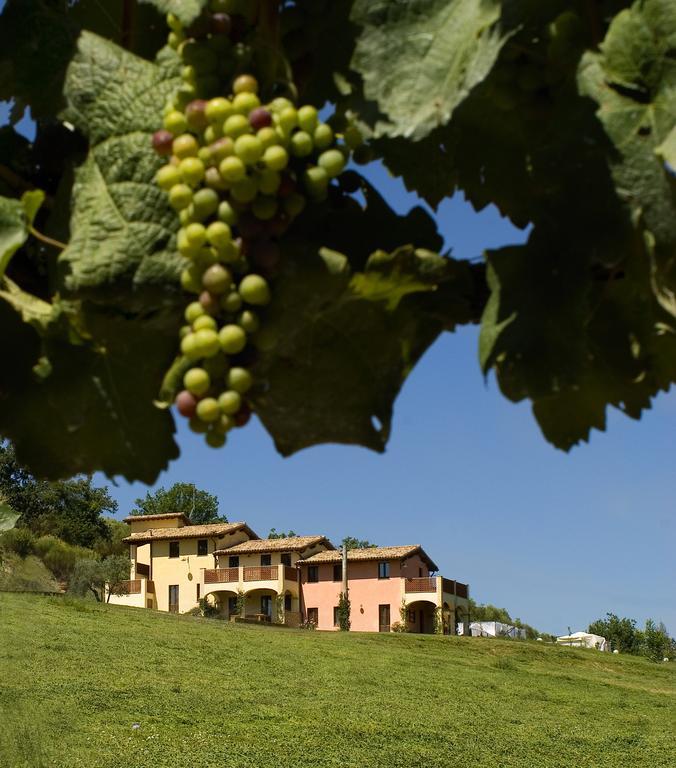 Borgo Le Capannelle Aparthotel Castel Ritaldi Exteriör bild