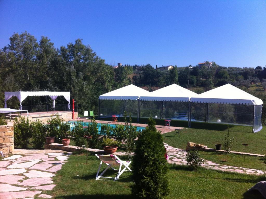 Borgo Le Capannelle Aparthotel Castel Ritaldi Exteriör bild