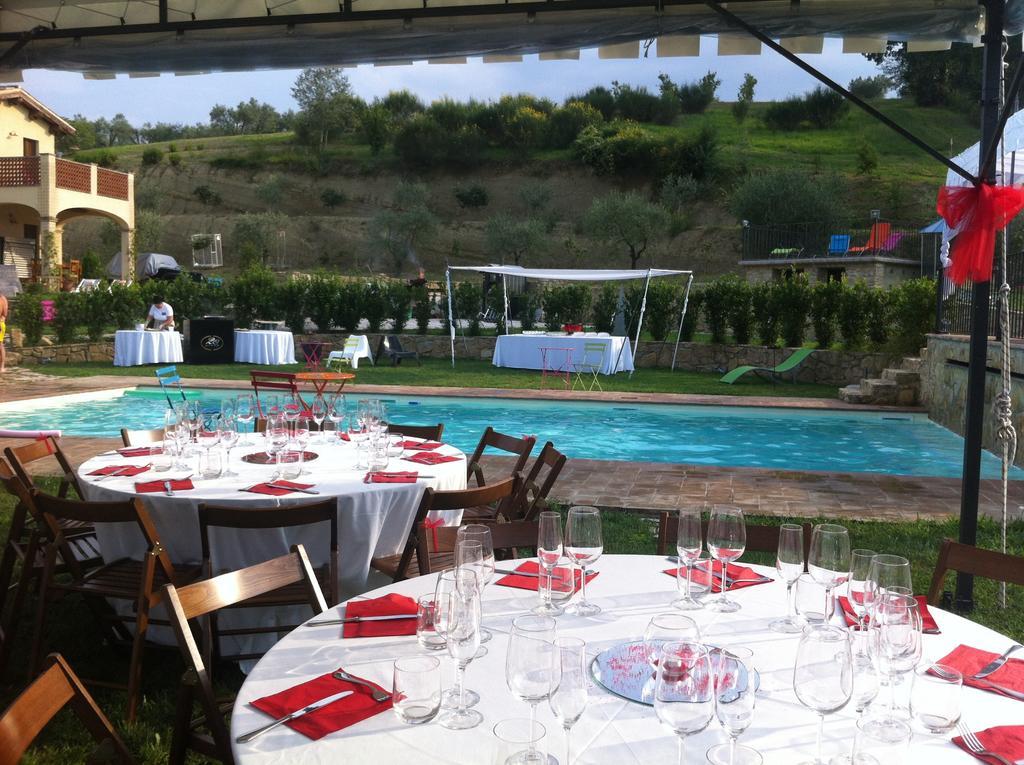 Borgo Le Capannelle Aparthotel Castel Ritaldi Exteriör bild