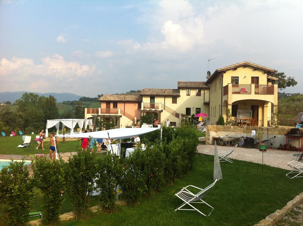 Borgo Le Capannelle Aparthotel Castel Ritaldi Exteriör bild