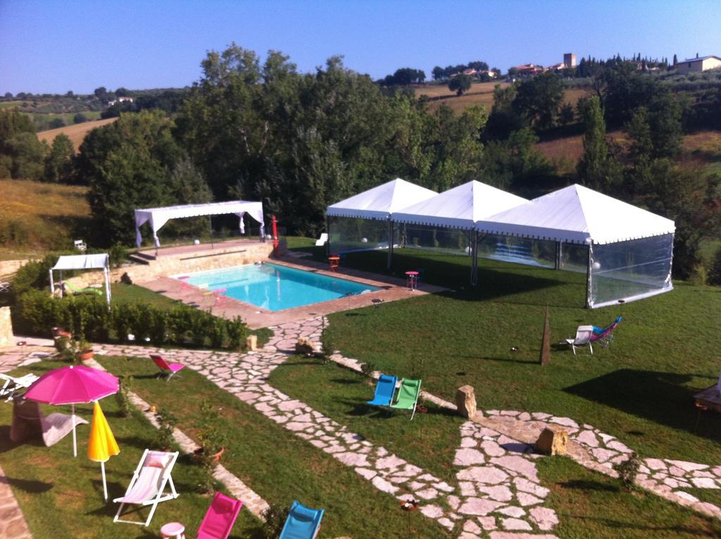 Borgo Le Capannelle Aparthotel Castel Ritaldi Exteriör bild