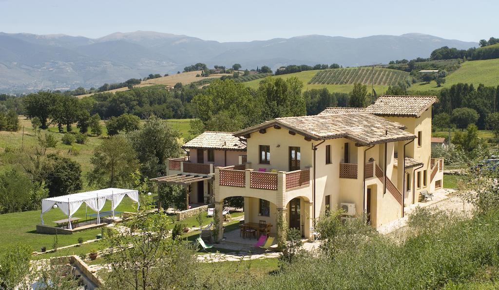 Borgo Le Capannelle Aparthotel Castel Ritaldi Exteriör bild