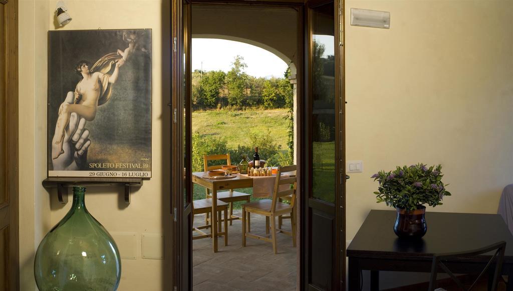 Borgo Le Capannelle Aparthotel Castel Ritaldi Exteriör bild